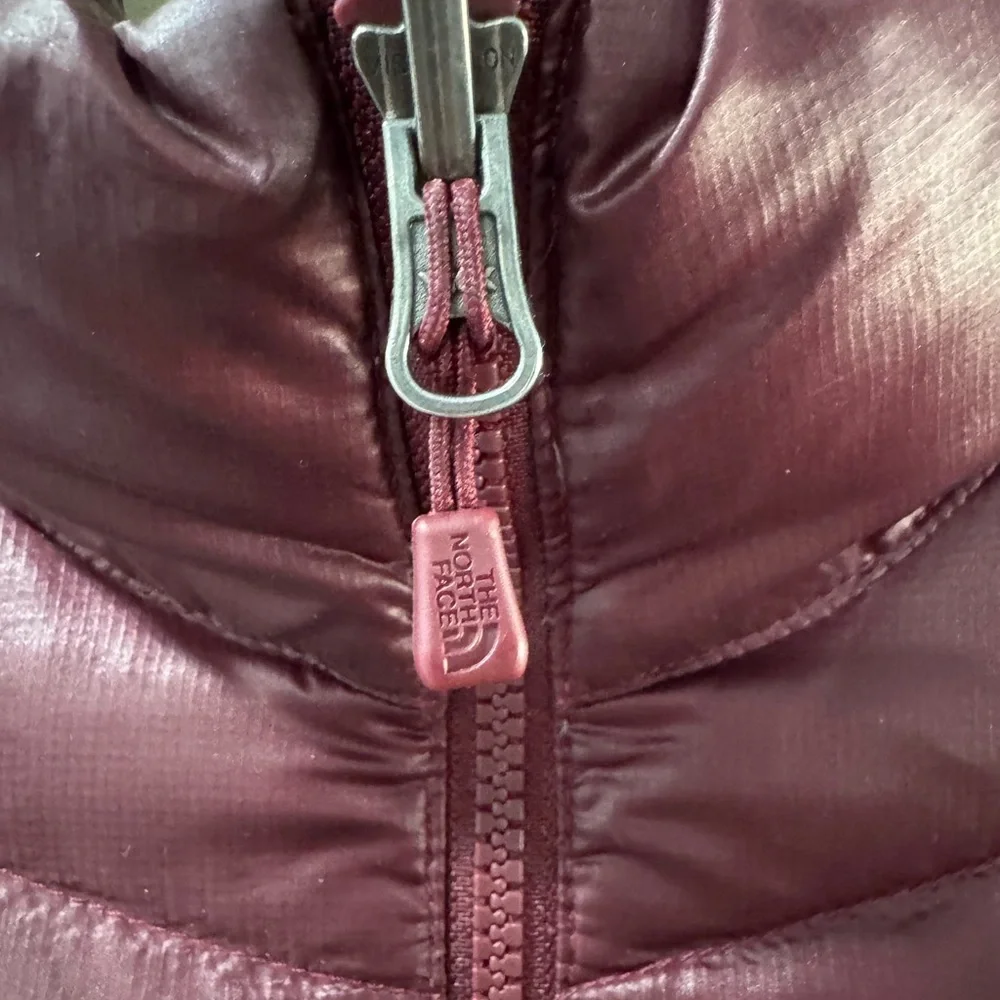 NORTH FACE WOMENS EXTRA SMALL MAROON JACKET - Picture 3 of 12